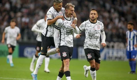 Com três de Róger Guedes, Corinthians bate Avaí e lidera Brasileirão