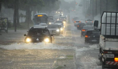 Várias ocorrências são registradas durante forte chuva em Manaus