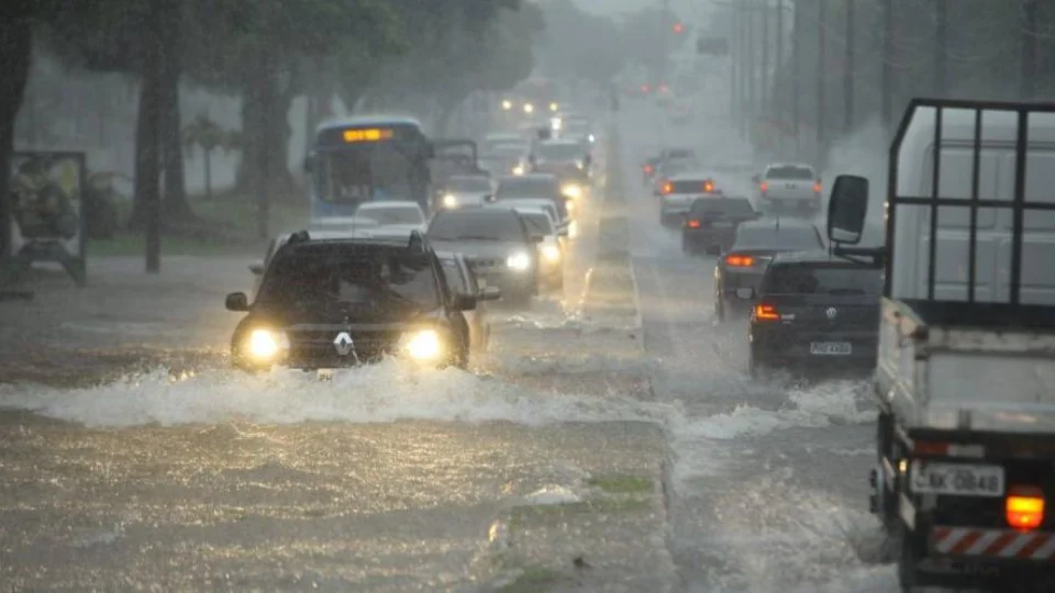 Várias ocorrências são registradas durante forte chuva em Manaus