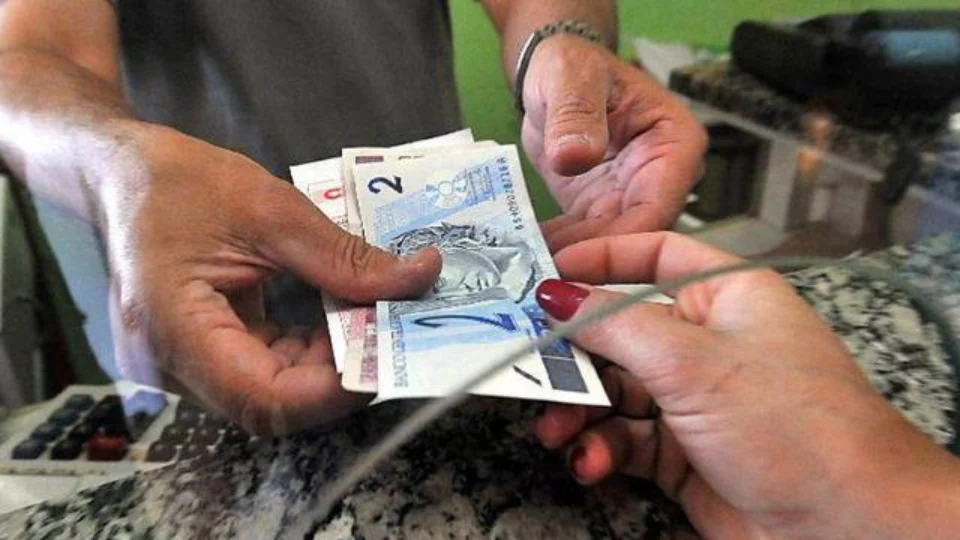 Levantamento aponta que 4 em cada 10 pessoas ficaram inadimplentes em junho no Brasil