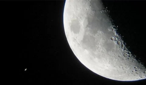 Conjunção da Lua com Saturno acontece nesta sexta-feira; saiba como observar
