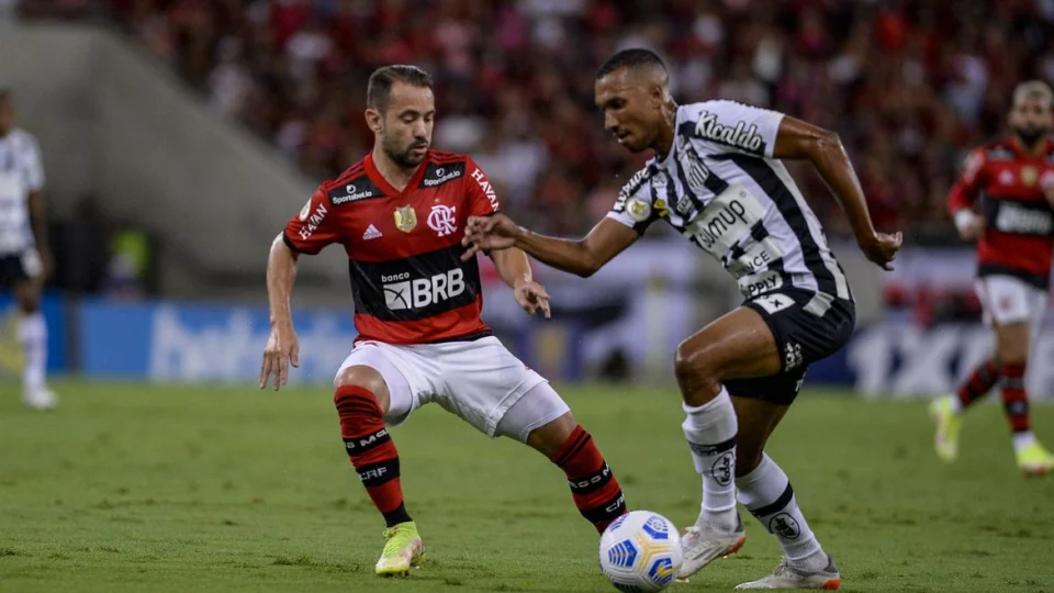 Separados por um ponto, Santos e Flamengo duelam pelo Brasileiro