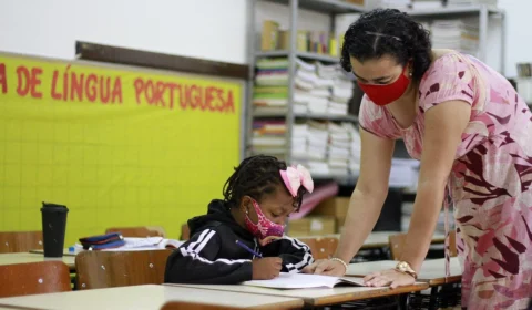 Professores do Amazonas terão direito ao 14º e 15º salários garantidos por Lei