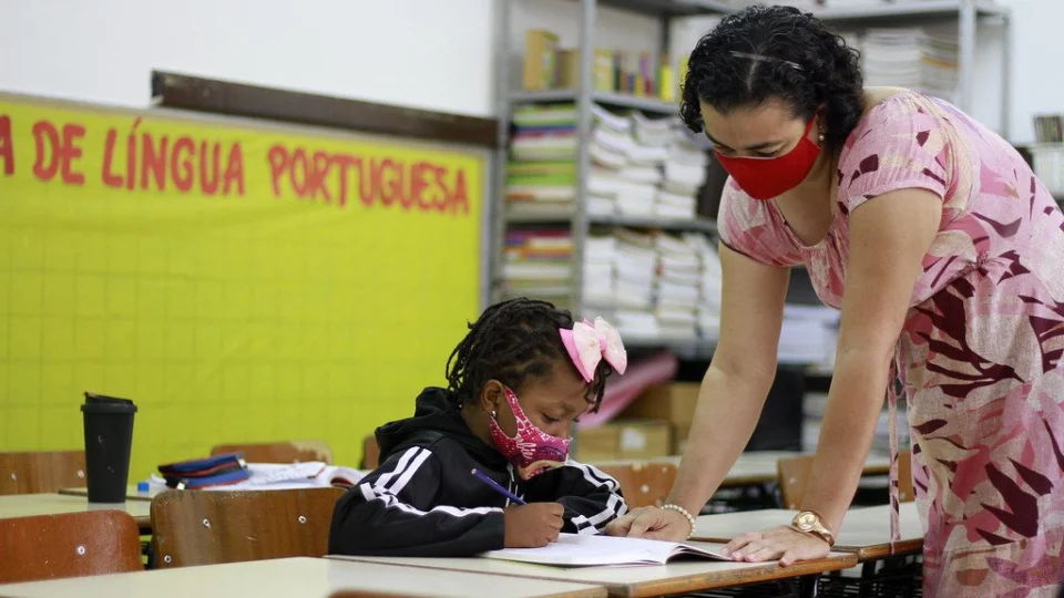 Professores do Amazonas terão direito ao 14º e 15º salários garantidos por Lei