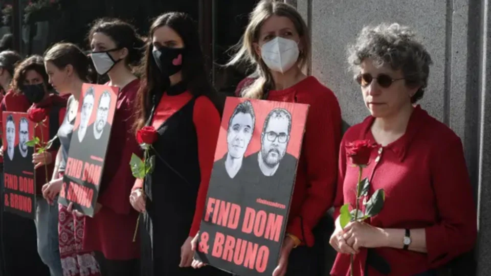 Protestos em Londres e nos EUA cobram respostas pelo desaparecimento de jornalista e indigenista no AM