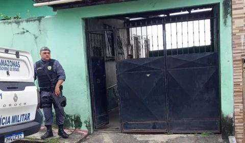 Mulher encontra irmão idoso morto a facadas dentro de casa, na Zona Oeste de Manaus