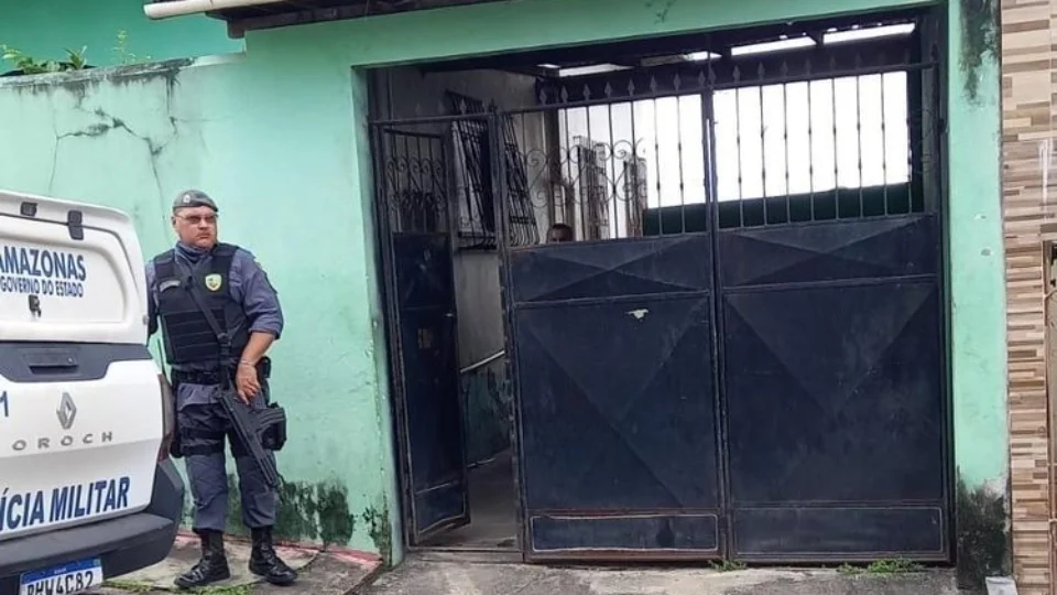 Mulher encontra irmão idoso morto a facadas dentro de casa, na Zona Oeste de Manaus