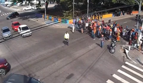 Avenida Brasil sentido bairro é bloqueada por manifestantes em Manaus