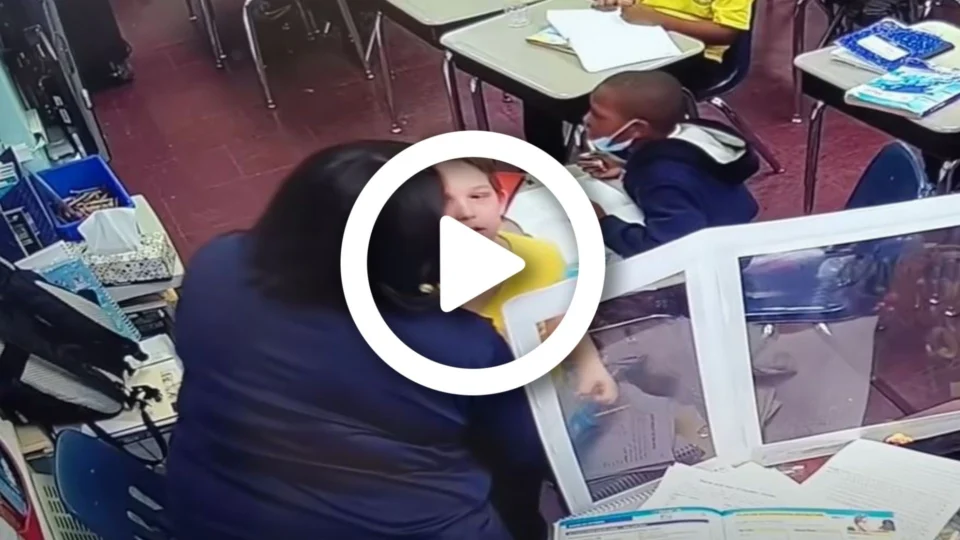 VÍDEO: professora salva aluno engasgado com tampa de garrafa, nos EUA