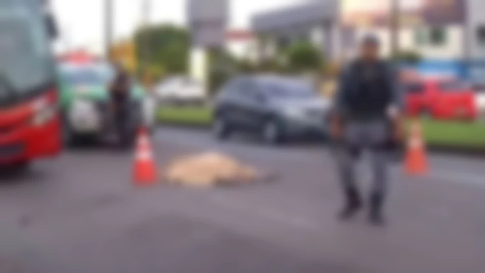 Mulher morre após ser atropelada por motocicleta ao tentar atravessar avenida em Manaus