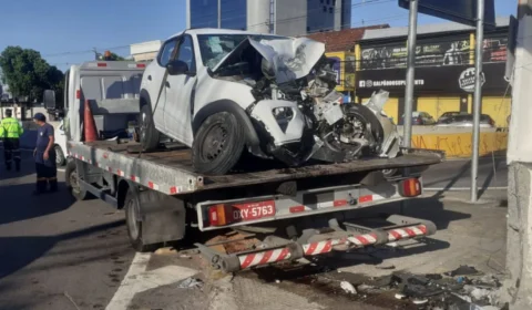 Mulher fica presa às ferragens de carro após grave acidente na Zona Centro-Sul de Manaus