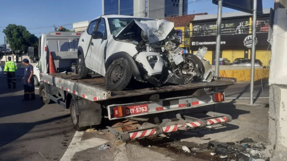 Mulher fica presa às ferragens de carro após grave acidente na Zona Centro-Sul de Manaus