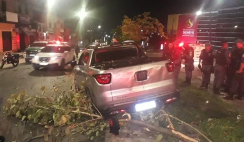 Homem é executado dentro de carro por motociclistas na Zona Norte de Manaus