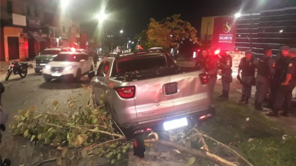 Homem é executado dentro de carro por motociclistas na Zona Norte de Manaus