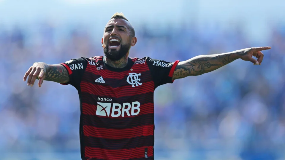 Arturo Vidal e Cebolinha serão titulares novamente em time alternativo do Fla contra São Paulo pelo Brasileirão