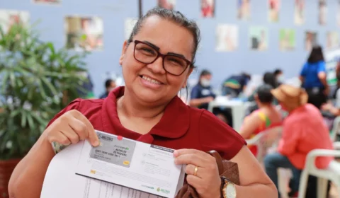 Auxílio Estadual: mais de 19 mil famílias do AM começam a receber o cartão do benefício