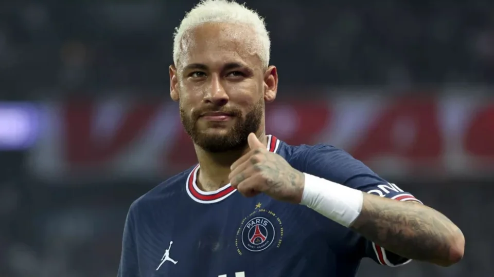 Após especulações de uma possível saída, Neymar permanece no PSG até 2027
