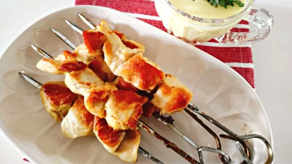 RECEITA FÁCIL: aprenda a fazer espetinho de frango com mostarda