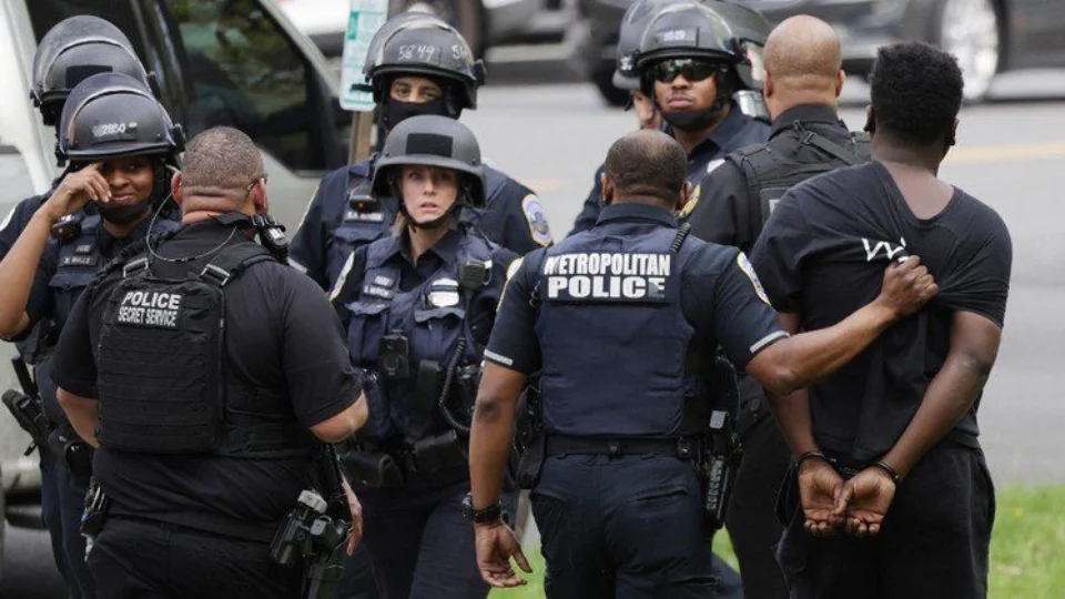 Três pessoas ficam feridas após tiroteio perto de escola nos EUA