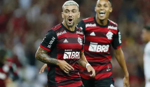 Com golaço de Arrascaeta, Flamengo vence fácil Corinthians por 2 a 0 pelas quartas da Libertadores