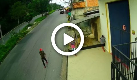VÍDEO: homens armados entram em empresa e fazem 30 funcionários reféns, em Manaus; um trabalhava no local