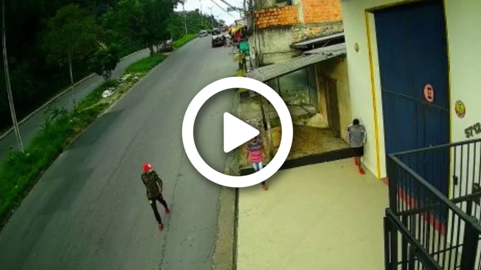 VÍDEO: homens armados entram em empresa e fazem 30 funcionários reféns, em Manaus; um trabalhava no local