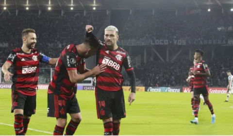 Com mesmos problemas na defesa, Flamengo arranca empate de 2 a 2 com Talleres pela Libertadores da América