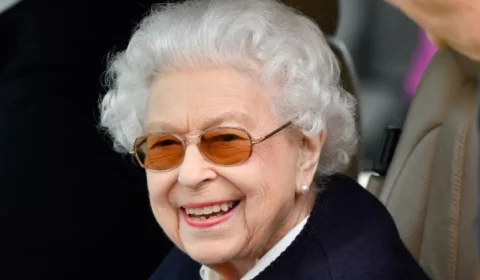 Rainha Elizabeth II aparece sorridente em Windsor após ter sido substituída no Parlamento