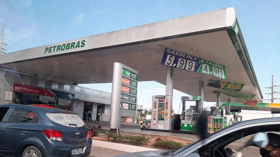 Gasolina é vendida mais barata para distribuidoras a partir desta quarta-feira em todo país
