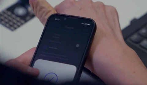 Brasileiros com chip implantado na mão contam experiência