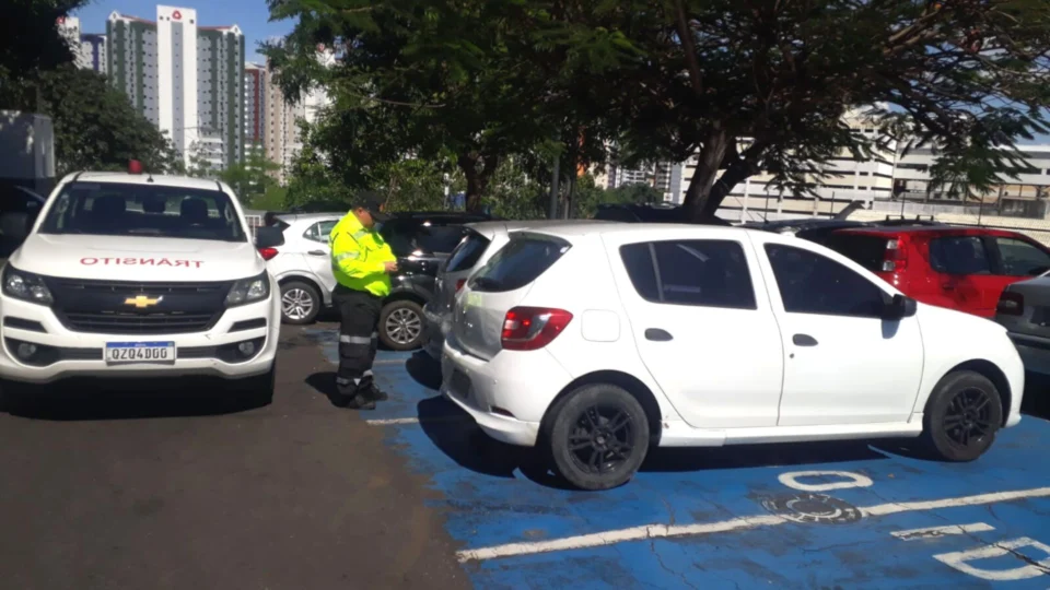IMMU reforça o uso da credencial em estacionamento para idosos e deficientes, em Manaus
