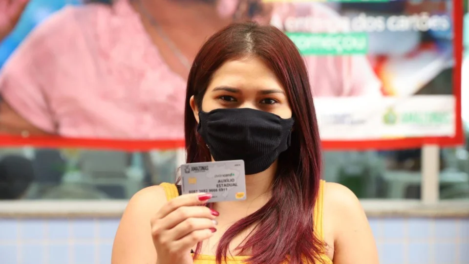 Entrega dos cartões do Auxílio Estadual Permanente será feita até a próxima quarta-feira, em Manaus