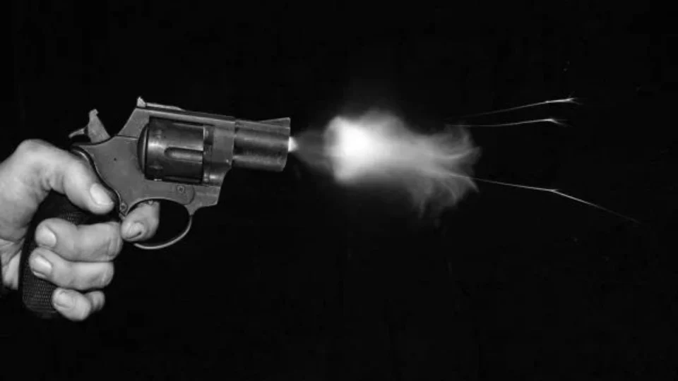 Jovem atira na namorada de amigo após discussão, em Brasília: ‘na cara de homem não se bate’