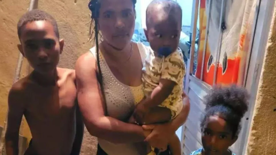 Família de menino que pediu comida à polícia recebe doações em Belo Horizonte