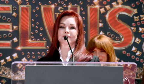 Joias do rei do rock Elvis Presley vão a leilão com apoio de ex-esposa