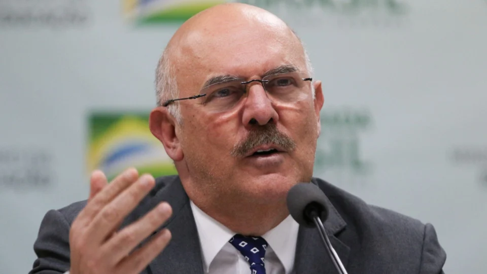 Arma do ex-ministro da Educação Milton Ribeiro dispara acidentalmente no aeroporto de Brasília