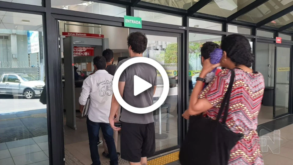 VÍDEO: eleitores procuram TRE-AM em Manaus no último dia para resolver voto em trânsito