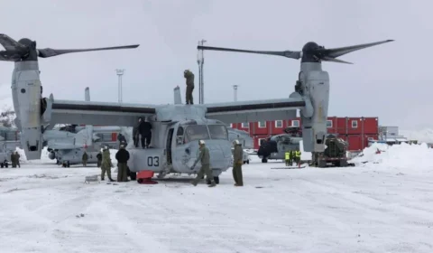 Militares americanos morrem após queda de avião no Ártico norueguês