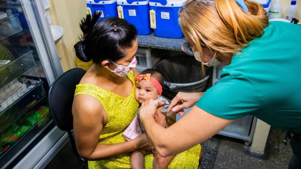 Telemonitoramento busca crianças de Manaus em atraso com vacinas do calendário básico