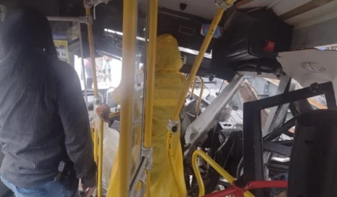 Passageira de acidente de ônibus que colidiu com carreta morre em hospital em Manaus