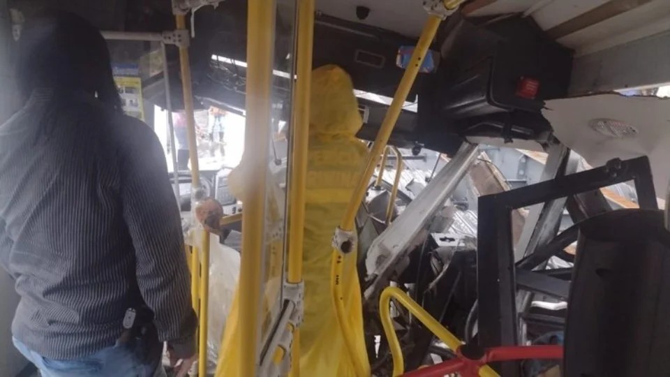Passageira de acidente de ônibus que colidiu com carreta morre em hospital em Manaus