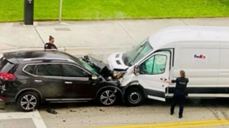 Homem bate carro enquanto recebia sexo oral e quase fica sem pênis nos EUA