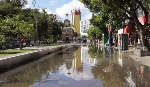 Cheia na Avenida Eduardo Ribeiro é monitorada, em Manaus