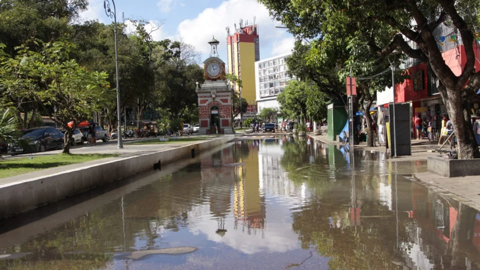 Cheia na Avenida Eduardo Ribeiro é monitorada, em Manaus