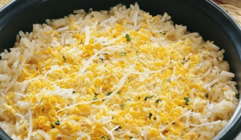 RECEITA FÁCIL: aprenda a fazer arroz amarelinho com ovo