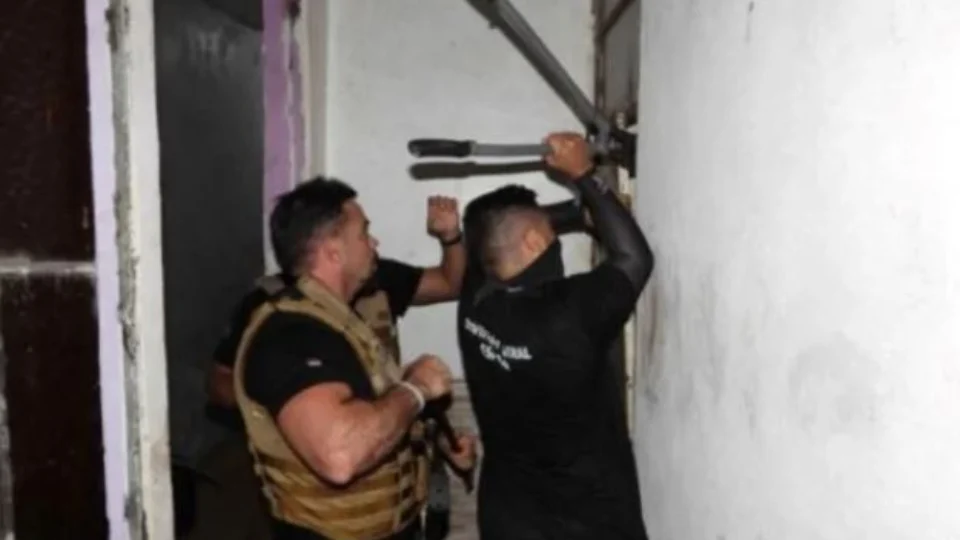 Homem é preso por manter mulher amordaçada em quarto de hotel em Manaus