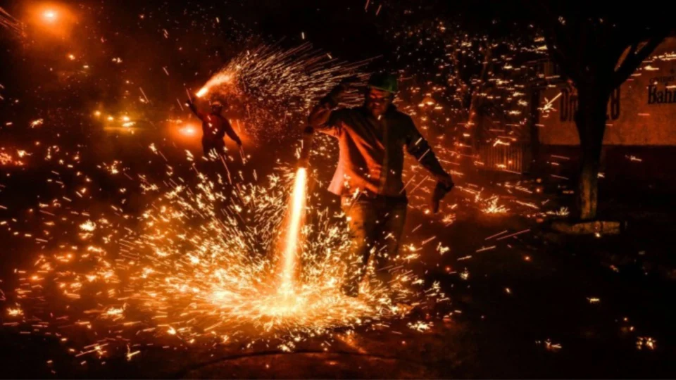 Menino é atingido por fogos de artifício e perde 11 dentes, na Bahia