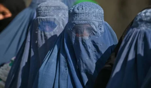 Talibã ordena que mulheres afegãs cubram o rosto em público