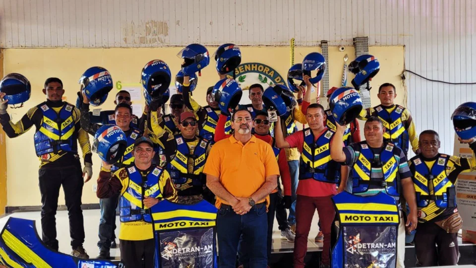 Kits de segurança são entregues a mototaxistas do Careiro da Várzea e de Eirunepé, no interior do AM