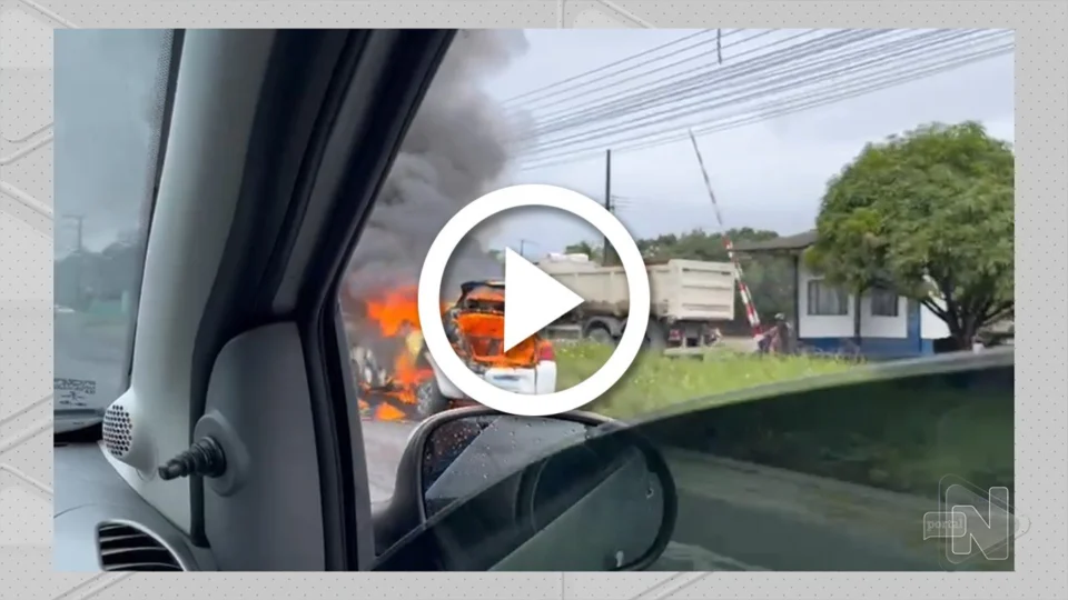 VÍDEO: carro pega fogo na avenida Torquato Tapajós, em Manaus